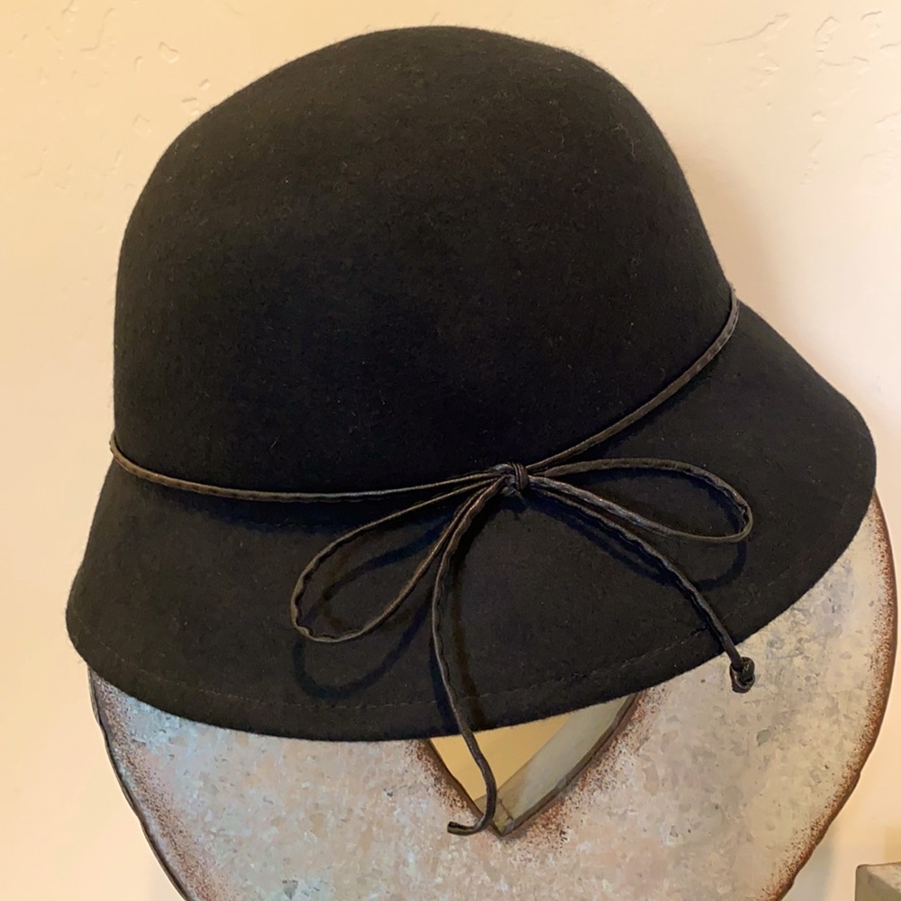 Cute black hat in new condition. Totes adorbs.